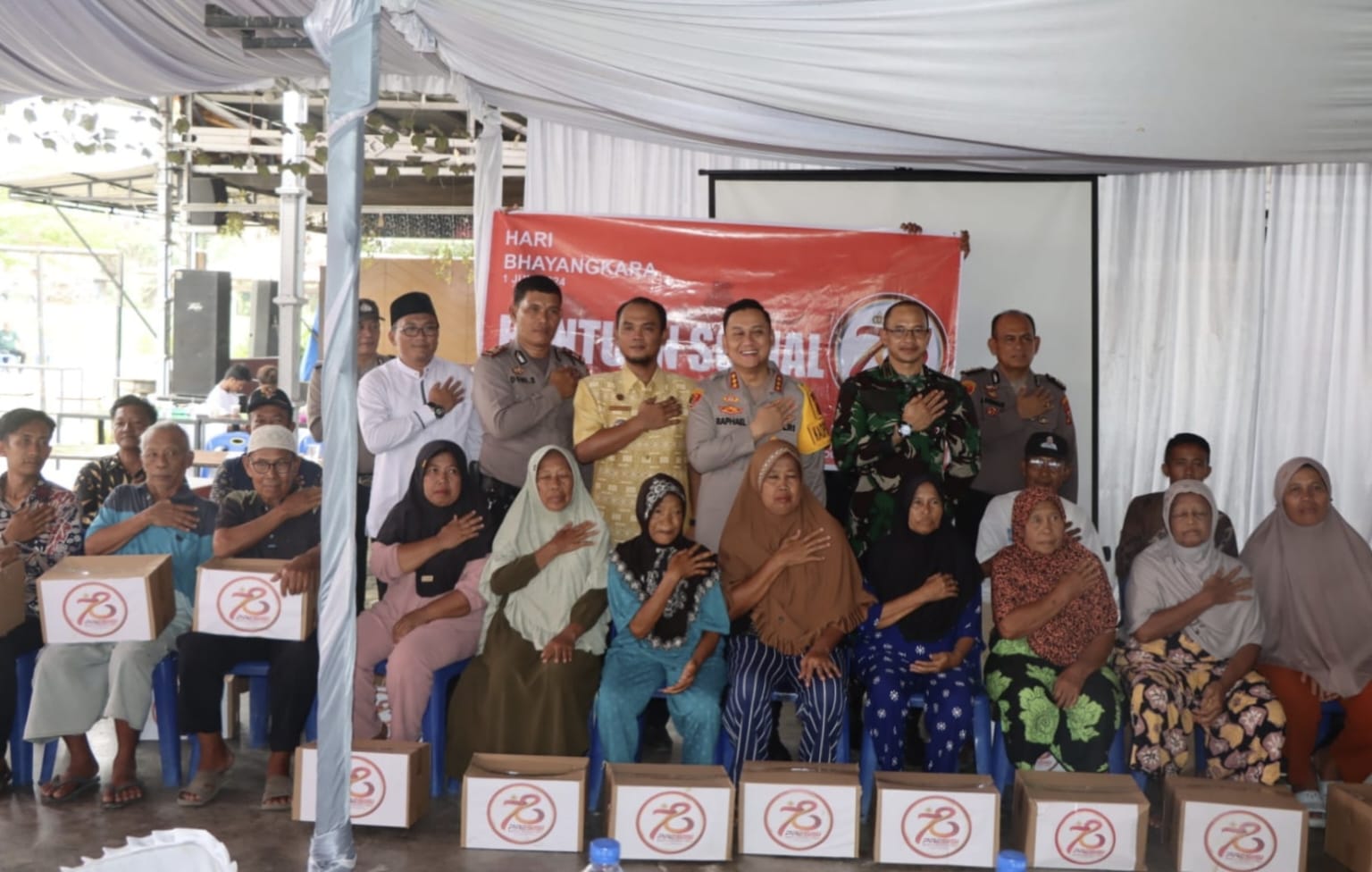 Dua Pelajar Terima Beasiswa Dari Polresta DS