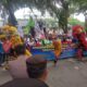Peserta aksi mempersembahkan tarian barongsai ketika berunjukrasa di depan gedung DPRD Sumut, Kamis (27/6). Waspada/Partono Budy