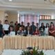 Presiden Komisaris PGLI, Nelson Sihotang; Komisaris, Tambak Onggo dan Direktur PGLI, Linda Sari, Wakil Presiden Direktur PT Pembangunan Graha Lestari Indah Tbk, Animan Hutapea, serta para pemegang saham foto bersama usai menggelar Rapat Umum Pemegang Saham Tahunan (RUPST) dan public expose di Medan, Jumat (28/6).