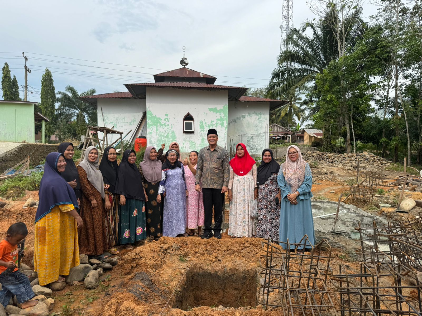 Achmad Fauzan Bantu 150 Sak Semen Pembangunan Masjid Al Ikhlas Ulu Gajah Achmad Fauzan Bantu 150 Sak Semen Pembangunan Masjid Al Ikhlas Ulu Gajah