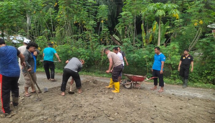 Sambut HUT Ke-78 Bhayangkara, Polsek Babul Ramah Timbun Jalan Rusak