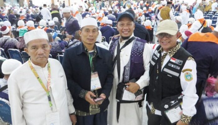 Foto-foto Jamaah Haji Kloter 6 Langkat Tiba Tengah Malam Di Asrama Haji Medan