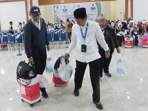 Foto-foto Jamaah Haji Kloter 6 Langkat Tiba Tengah Malam Di Asrama Haji Medan Foto-foto Jamaah Haji Kloter 6 Langkat Tiba Tengah Malam Di Asrama Haji Medan