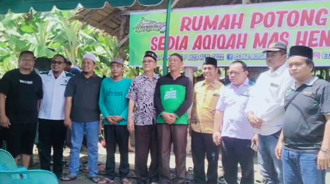 MAJELIS Wilayah Korps Alumni Himpunan Mahasiswa Islam (KAHMI) Sumut mengapresiasi pelaksanaan penyembelihan hewan kurban yang digelar Majelis Daerah (MD) KAHMI Langkat di Desa Air Hitam, Tanjung Pura, Rabu (19/6/2024). Waspada/Ist