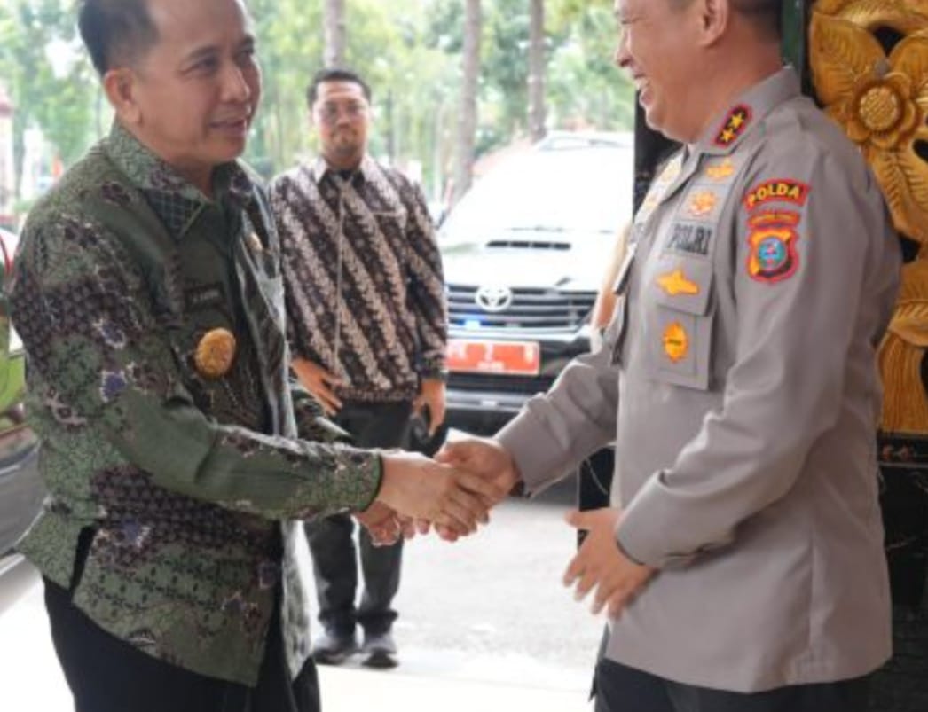 KAPOLDA Sumut, Irjen Pol Agung Setya Imam Effendi, saat menerima kunjungan Pj Gubernur Sumut Agus Fatoni di ruang perjamuan lantai II, Mapoldasu, Kamis (27/6). Waspada/Ist