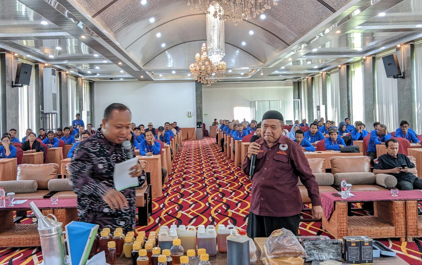 PETERNAK MADU TRIGONA: Peternak madu trigona asal Kecamatan Siantar Sitalasari, Aam Hasanudin S.Hut, memberikan materi budidaya madu trigona dalam pelatihan budidaya lebah Trigona di Pancur Gading Hotel dan Resort, di Desa Kuala Simeme, Kecamatan Namorambe, Deliserdang, Selasa (11/6). Waspada/Ist