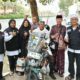 Dr. HM. Nurdin Amin bersama petugas Kloter 02 MES poto bersama H.Tulus Suyono,63, dan isterinya Hj.Nuriah 43, berangkat ke Tanah Suci menggunakan sepeda motor. Waspada/Ist