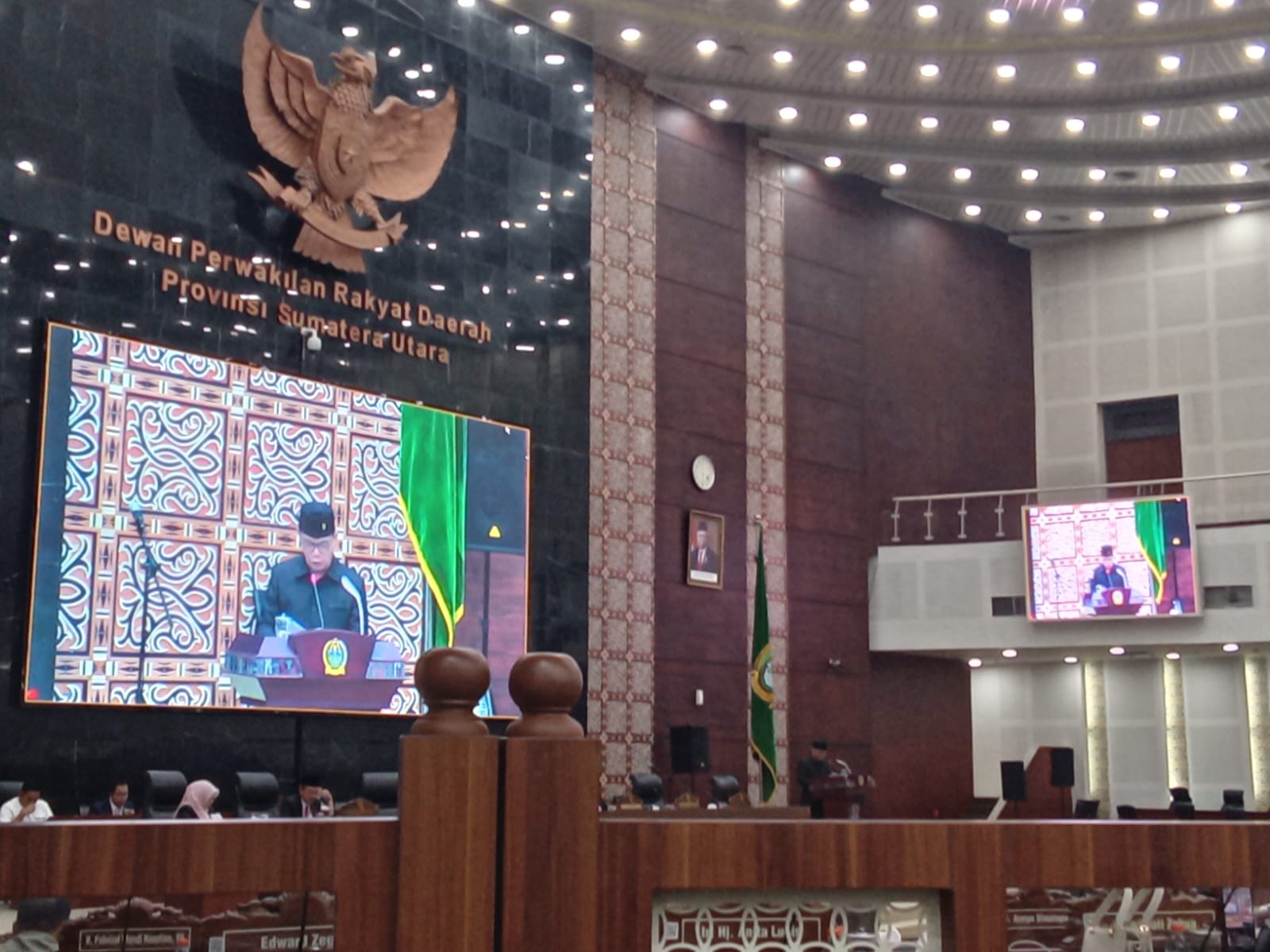 ANGGOTA DPRD Sumut, Penyabar Nakhe saat membacakan penyampaian penjelasan pimpinan Badan Pembentukan Peraturan Daerah (Bapemperda) tentang Pemajuan Budaya di Sumatera Utara, pada sidang paripurna di ruang dewan, Rabu (5/6). Waspada/Partono Budy