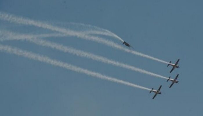 Dua Pesawat Aerobatik Bersenggolan, 1 Pilot Tewas