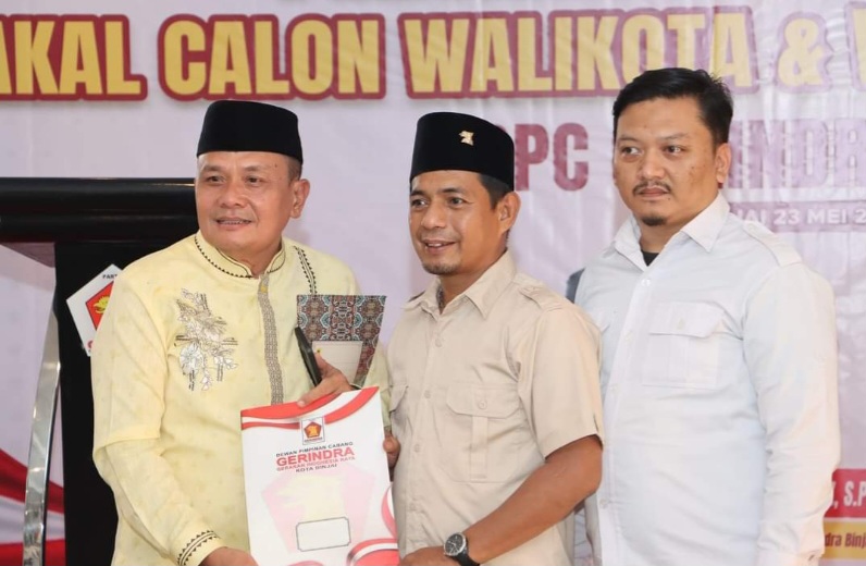 H. Kires, calon Walikota Binjai (kiri) saat menyerahkan berkas pendaftaran diterima langsung oleh Ketua DPD Partai Gerindra Binjai Ahmad Azrai Aziz. Waspada/ist