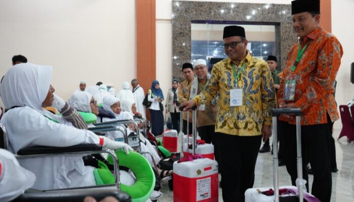 Kabag TU Bersama Pj Wali Kota Sidempuan Lepas Calhaj Kloter 20