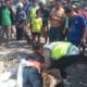 SEORANG polisi dibantu warga tampak mengevakuasi korban bernama Suherianto, setelah tersambar kereta api di perlintasan Jalan Platina IV Simpang Doby, Lingkungan X, Kelurahan Titi Papan, Kecamatan Medan Deli, Medan, Rabu (5/6). Waspada/ist