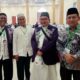 PIMPINAN KBIHU Hijir Ismail, H. Fahru Rochman (2 dari kanan) foto bersama pembimbing, jemaah dan petugas haji saat jemaah calon haji Kloter 23 tiba di Asrama Haji Medan, Kamis (6/6). Waspada/Surya Efendi