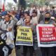 PEKERJA PT Sawawood menggelar aksi demo di depan gedung DPRD Sumut, Jumat (7/6). Waspada/Partono Budy