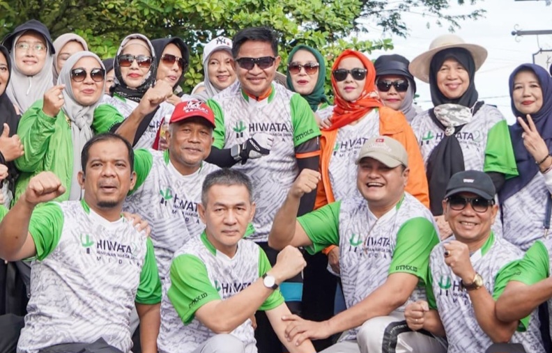 KETUA Hiwata 2 Dedi Jaminsyah Harahap, beserta pengurus, foto bersama Pj. Gubsu Hassanudin dan Kadispora Medan Damikrot, usai acara pelantikan. Waspada/Ist