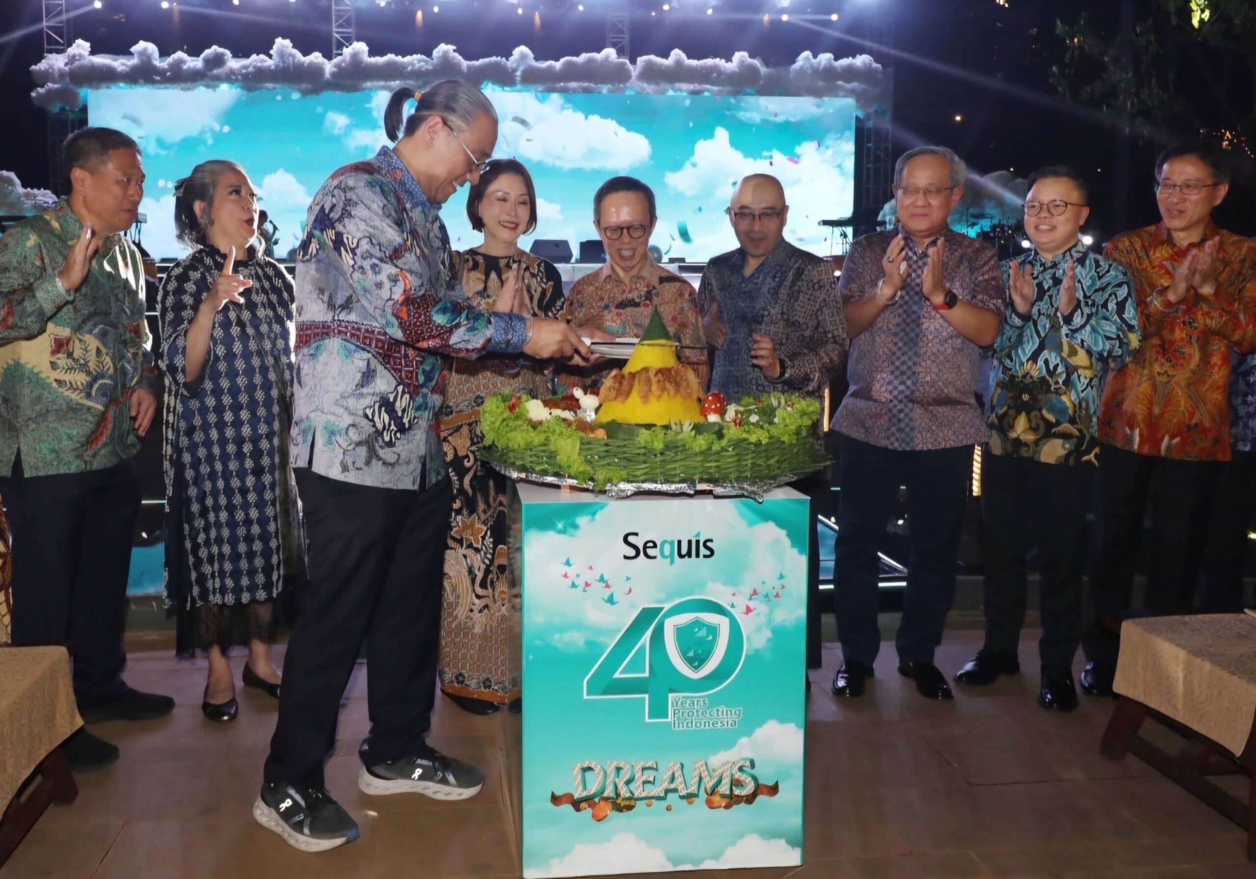 Perayaan 40 tahun Sequis Life dilakukan dengan pemotongan tumpeng oleh (ketiga dari kiri) President Director & CEO Sequis Life Ted Margono bersama President Commissioner & Shareholder Representative Sequis Life Husodo Angkosubroto (kelima dari kiri) dan Member of the Board of Directors, Managing Executive Officer Head of Global Business Nippon Life Minoru Kimura (enam dari kiri) beserta jajaran direksi dan manajemen.
