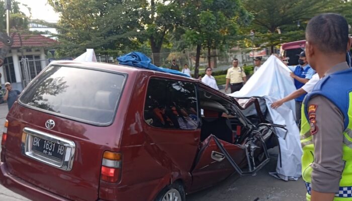 Tertimpa Kontainer, Pengendara Mobil Tewas Di Bundaran KIM 2
