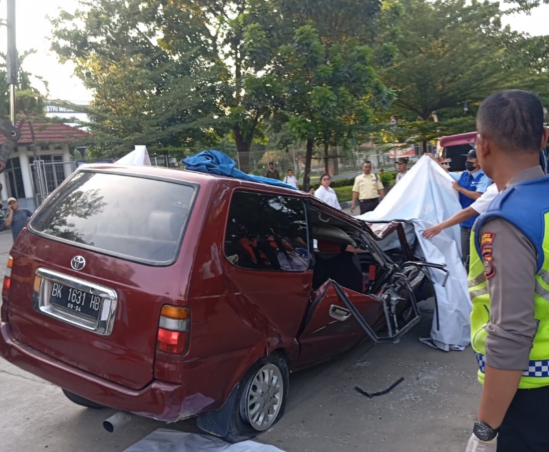 PETUGAS memeriksa mobil Toyota Kijang BK 1631 HB, yang tertimpa truk kontiner BK 8569 DR, di Jl. Pulau Nias Selatan Bundaran Simpang Kawasan Industri Medan (KIM) 2 Kelurahan Mabar, Kecamatan Medan Deli, Senin (10/6) sore. Waspada/ist