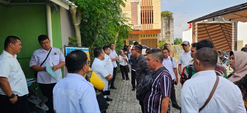 PERDEBATAN terjadi saat kuasa hukum Felix dan tim melakukan pemeriksaan bagian dalam perumahan Yuu Contempo ketika dikunjungi, Rabu (12/6). Waspada/Partono Budy