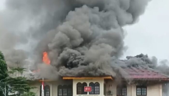 Kantor Camat Medan Area Ludes Terbakar