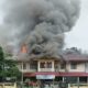 KOBARAN api meludeskan Lantai II Kantor Camat Medan Area di Jl. Rahmadsyah Kelurahan Kotamatsum I Kecamatan Medan Area, Sabtu (15/6). Waspada/Ist