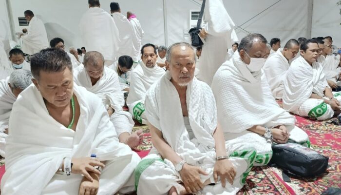 Jamaah Penuh Khusyuk Melaksanakan Ibadah Di Tenda Arafah