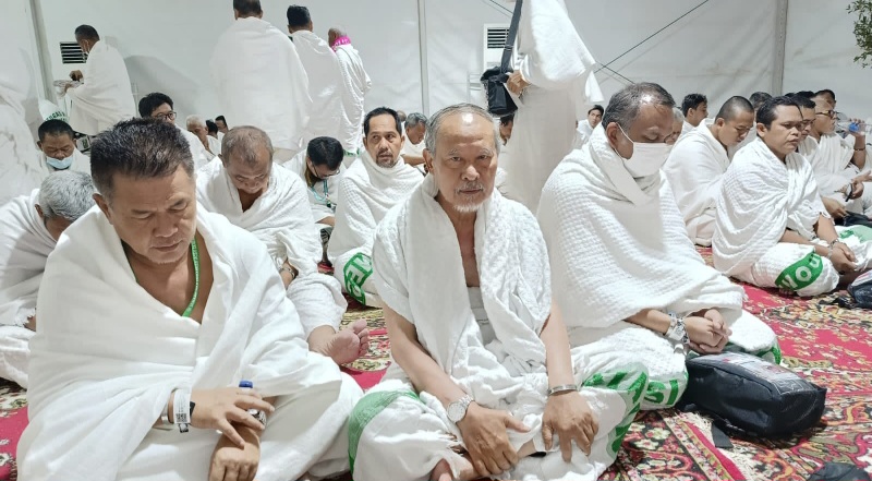 Jamaah Penuh Khusyuk Melaksanakan Ibadah Di Tenda Arafah