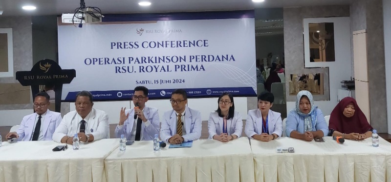 TIM Dokter RSU Royal Prima saat memberikan penjelasan usai berhasil melakukan operasi parkinson dan hadir juga keluarga pasien pada Sabtu (15/6). Waspada/Mahbubah lubis