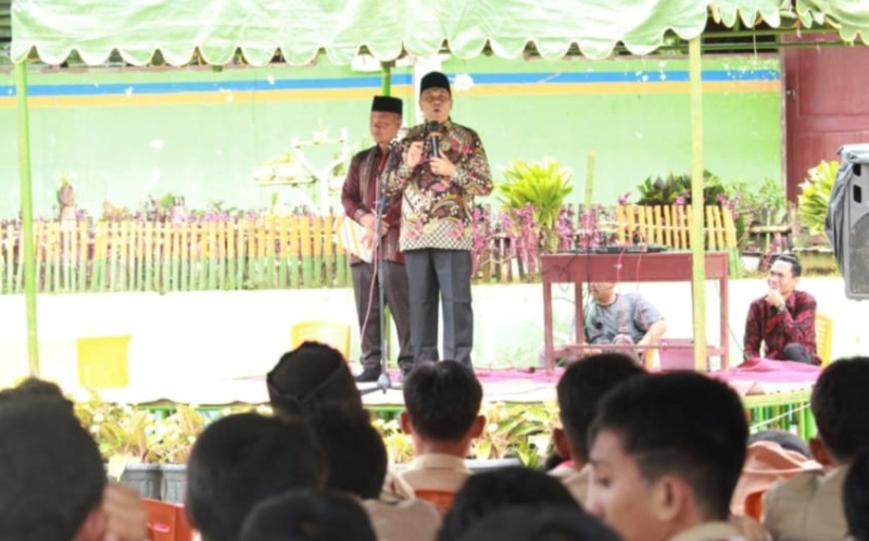KAKANWIL Kemenagsu H.Ahmad Qosbi SAg,MM saat memberi pembinaan di MAN Tapsel. Waspada/ist