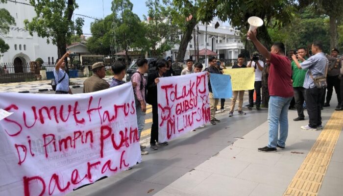 Mahasiswa Nilai Agus Fatoni Terlibat Berbagai Masalah