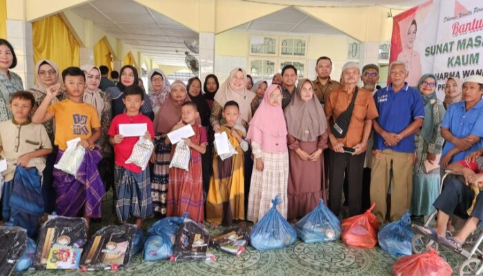 Dharma Wanita Provsu Beri Bansos Masyarakat Medan Labuhan