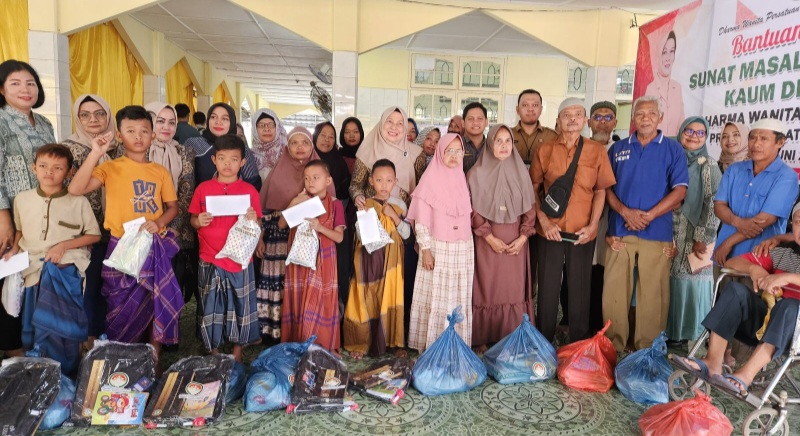 Dharma Wanita Provsu Beri Bansos Masyarakat Medan Labuhan