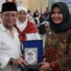 PIMPINAN PT ALS, Ir. H.Chandra Lubis, MHum (kiri) menyerahkan penghargaan kepada Wakil Bupati (Wabup) Mandailing Natal, Atika Azmi Utammi Nasution, B.App.Fin,K.Fin di aula Asrama Haji Medan, Rabu malam (26/6). Waspada/ist