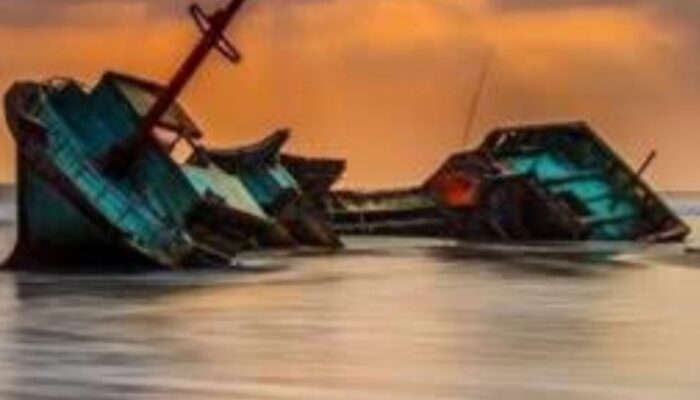 Kapal Wisata Tenggelam Di Pantai Bosur, 3 Meninggal, 43 Selamat