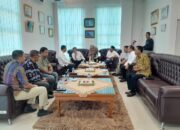 Pj Wali Kota Tebingtinggi Moettaqien Hasrimi beserta Ketua DPRD Basyaruddin Nasution saat menerima kunjungan Panitia Haul ke-127 Wafatnya Datuk Bandar Kajum, Pendiri Kota Tebingtinggi, di lantai 4 Balai Kota, Jl Dr Sutomo, Kota Tebingtinggi, Jumat (31/5). Waspada/Ist