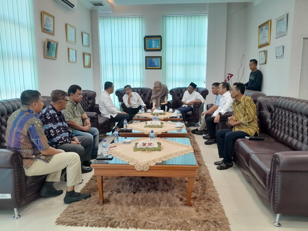 Pj Wali Kota Tebingtinggi Moettaqien Hasrimi beserta Ketua DPRD Basyaruddin Nasution saat menerima kunjungan Panitia Haul ke-127 Wafatnya Datuk Bandar Kajum, Pendiri Kota Tebingtinggi, di lantai 4 Balai Kota, Jl Dr Sutomo, Kota Tebingtinggi, Jumat (31/5). Waspada/Ist