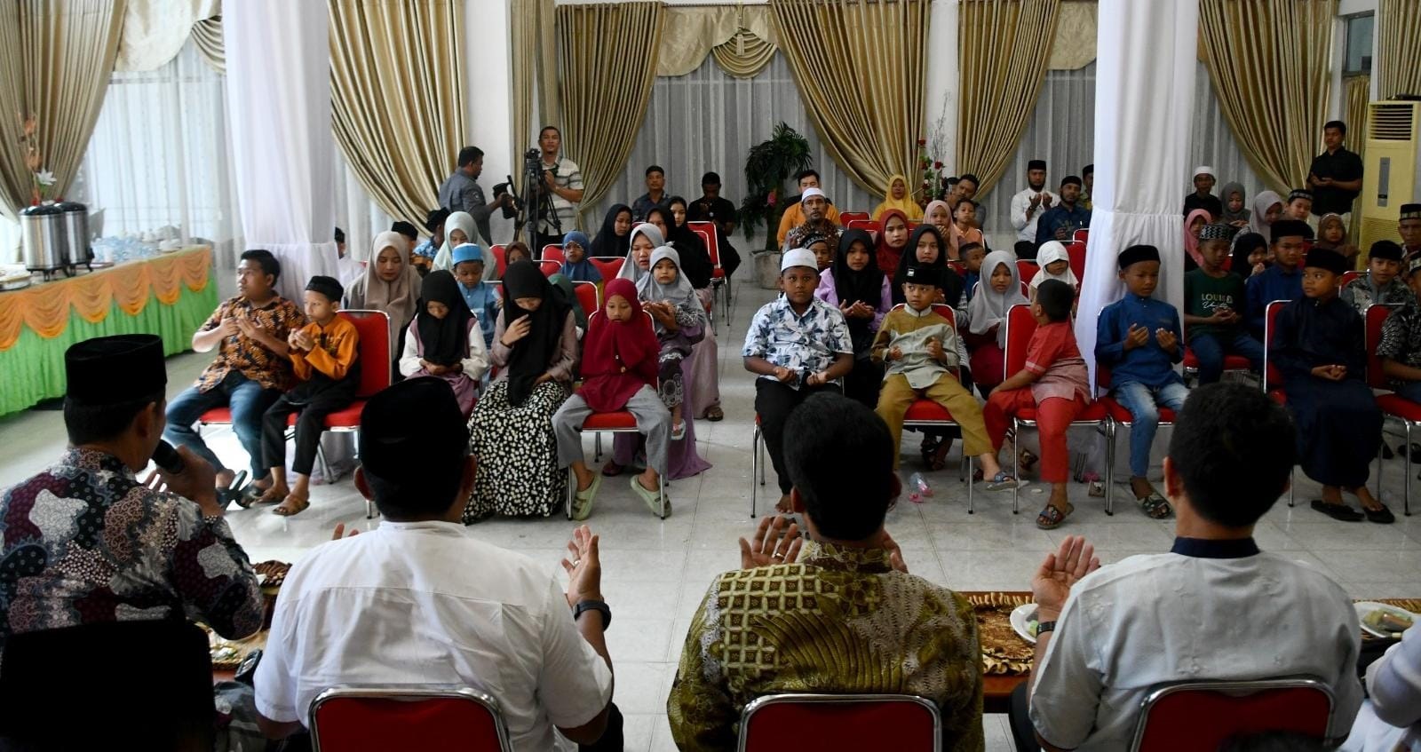 Syaridin Santuni Anak Yatim Syaridin Santuni Anak Yatim