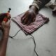 Warga Gampong (desa) Luthu Dayah Krueng, Kecamatan Sukamakmur, Kabupaten Aceh Besar, mendatangi petugas Damkar BPBD Aceh Besar, meminta bantuan melepaskan cincin yang melingkar di jari manisnya dengan tangannya yang sudah membengkak, Minggu (16/6). (Waspada/Ist)