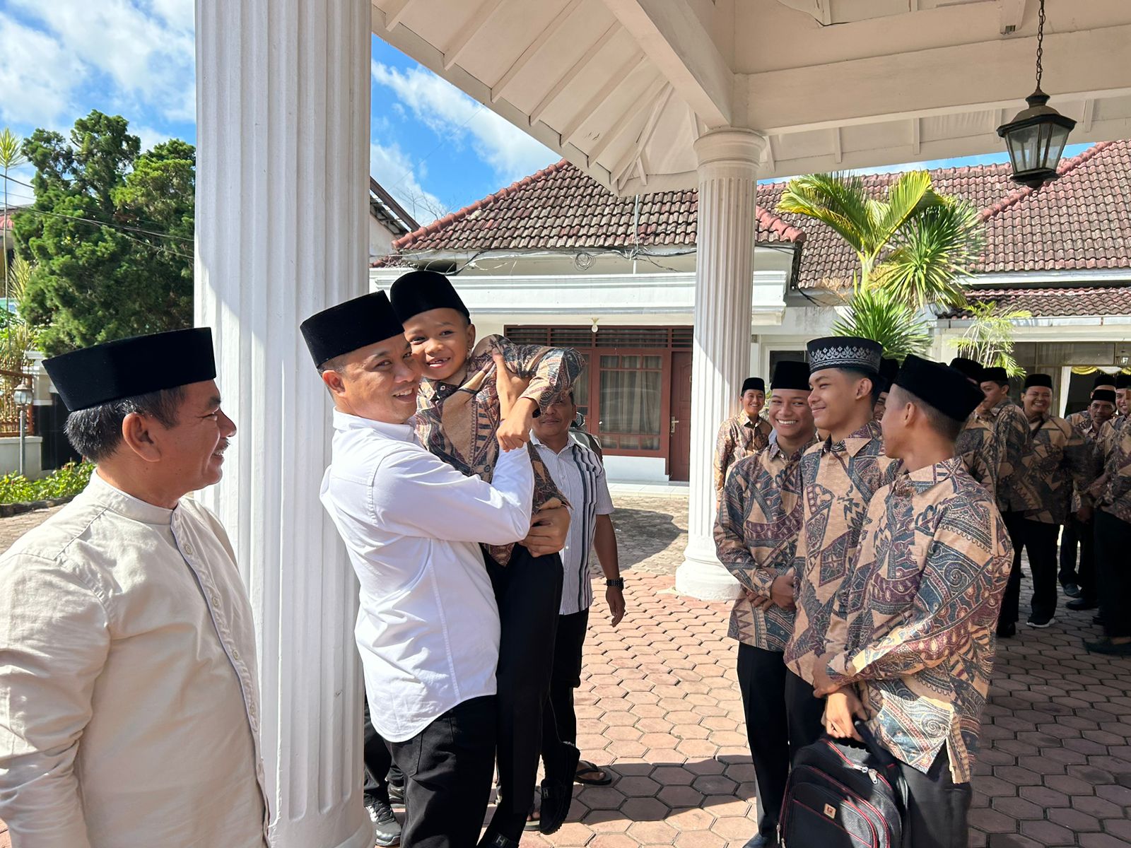 Pj Wali Kota Tebingtinggi, Dr Moettaqien Hasrimi, S.STP, M.Si menggendong salah satu kafilah yang berusia 9 tahun yang akan mengikuti MTQ ke-39 tingkat Provinsi Sumatera Utara. Waspada/Kristian Brahmana