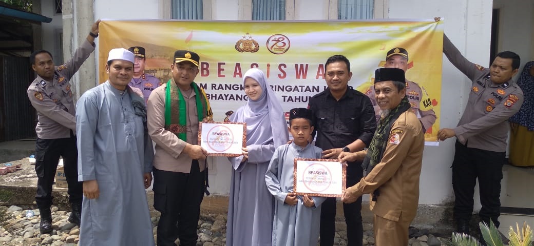 Kapolres memberi Bansos kepada masyarakat dan dan santri serta penyalaan listrik gratis di Desa Ie Beudeh, Kecamatan Seunagan Timur, Kabupaten Nagan Raya, Rabu (26/6).(Waspada/Muji Burtahman)