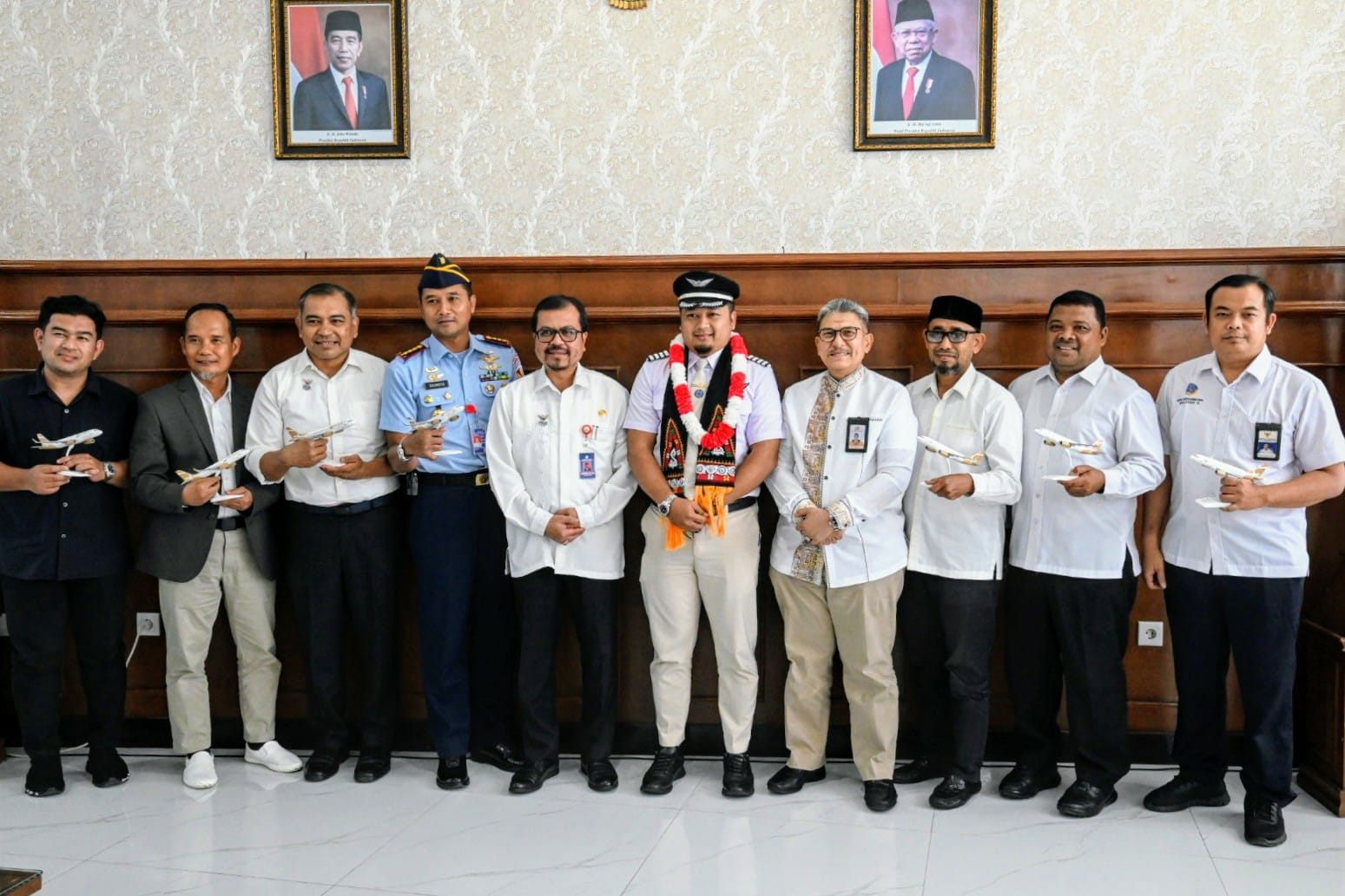 Sekdakab Aceh Besar, Drs Sulaimi MSi, Pj Sekda Aceh Azwardi, Direktur Super Air Jet, Ari Azhari foto bersama usai peresmian penerbangan perdana Super Air Jet Rute Jalarta-Banda Aceh-Jakarta di ruang VVIP Pemda Aceh Bandara Internasional SIM, Kecamatan Blang Bintang, Aceh Besar, Jumat (14/6). (Waspada/Ist)