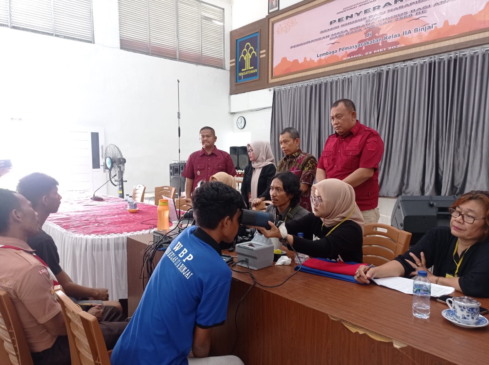 Kadisdukcapil Binjai bersama Kalapas tinjau proses perekaman KTP di Aula Lapas. (Waspada/Ria Hamdani)