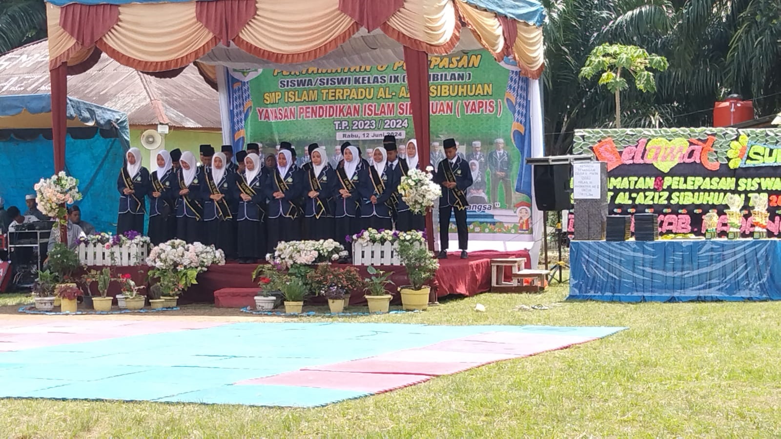 Penamatan Kelas IX SMP IT Al Azis Angkatan II Diwarnai Linangan Air Mata Penamatan Kelas IX SMP IT Al Azis Angkatan II Diwarnai Linangan Air Mata