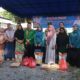 Usai acara pembukaan pasar murah, Pj Bupati Syakir mereka foto bersama. Waspada/Seh Muhammad Amin