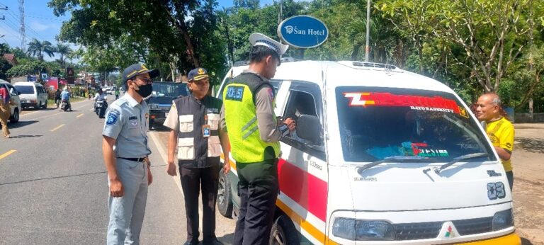 UPT Samsat Panyabungan saat menggelar razia gabungan. Waspada/Ali Anhar Harahap.