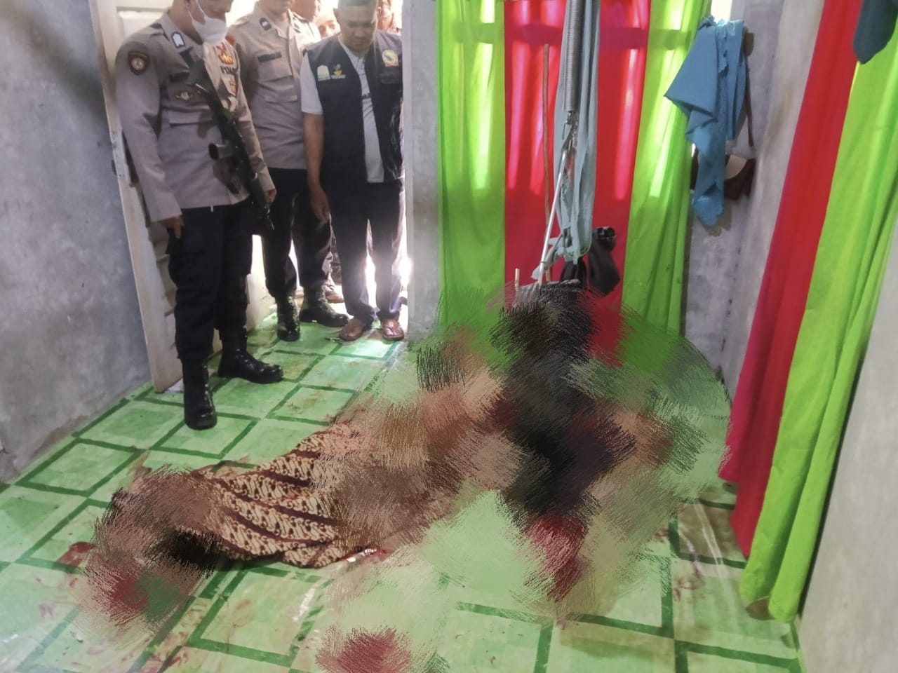Polisi melakukan identifikasi jasad yang diduga korban pembunuhan di Pinto Rimba, Alue Lhok, Idi Tunong, Aceh Timur, Sabtu (15/6). Waspada/Ist.