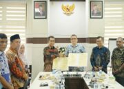 Pj. Wali Kota Sabang, Reza Fahlevi foto bersama dengan Plh. Bupati Pidie, Samsul Azhar usai penandatanganan MoU. (Waspada/ist)