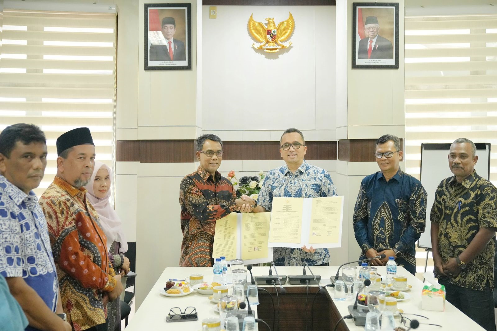 Pj. Wali Kota Sabang, Reza Fahlevi foto bersama dengan Plh. Bupati Pidie, Samsul Azhar usai penandatanganan MoU. (Waspada/ist)