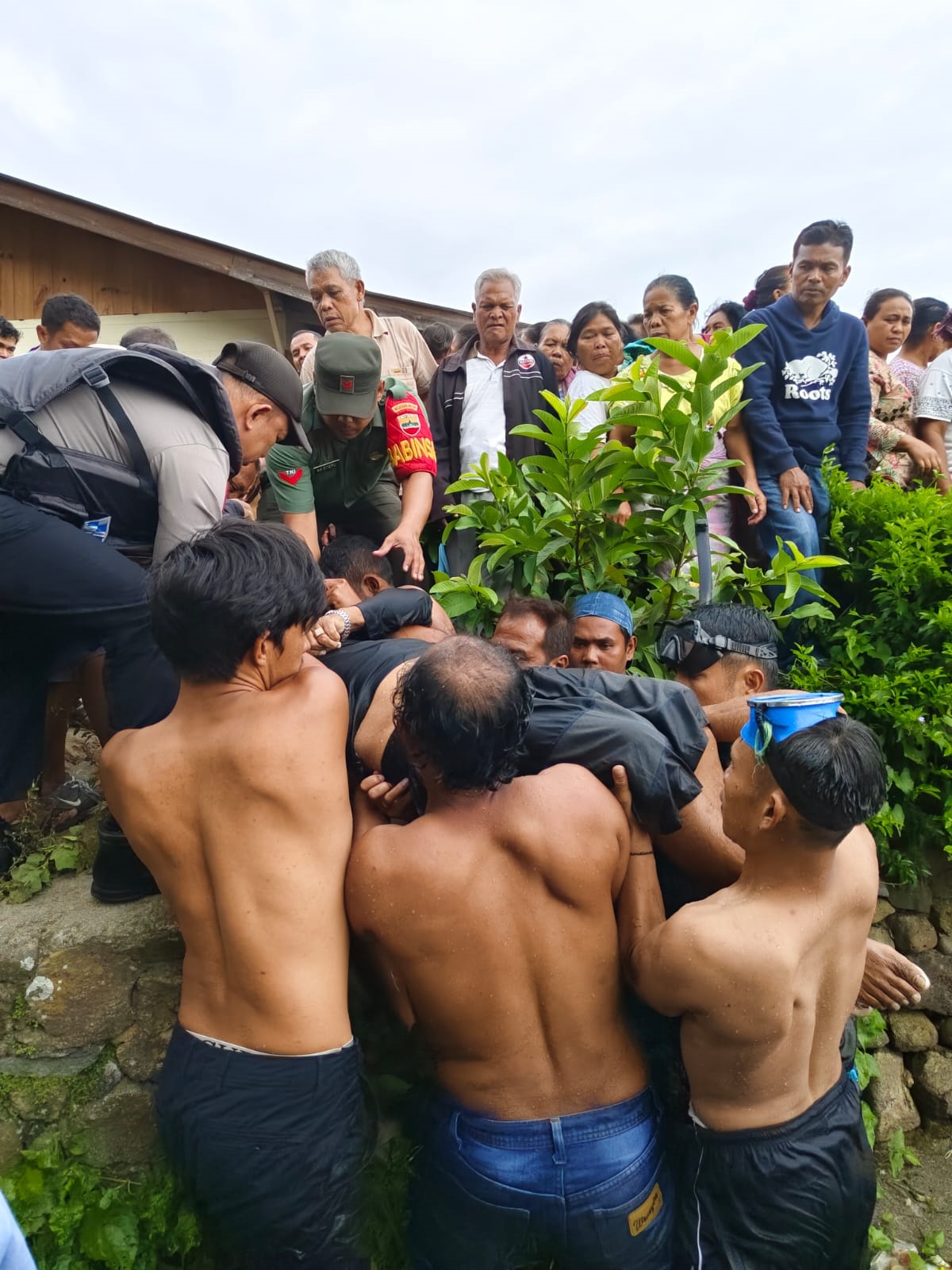 MASYARAKAT bersama Polsek Simanindo, Koramil saat mengangkat korban ke atas permukaan Danau Toba. Waspada/Ist.
