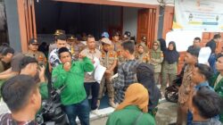 HIMMAH Palas kembali melakukan aksi unjuk rasa terkait dugaan Pungli rekrutmen PPK dan PPS Pilkada Palas 2024, di Kantor Bawaslu Palas Jl KH Dewantara Sibuhuan, Kamis (6/6) (Waspada/Muhammad Satio)